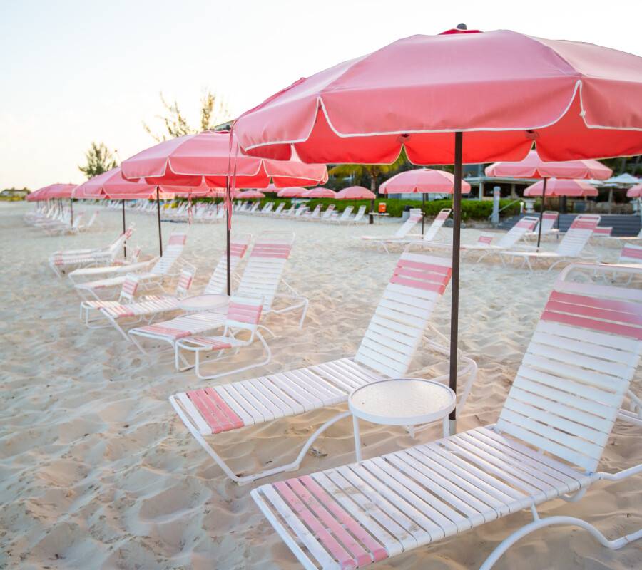 Strandbed met gratis parasol huren